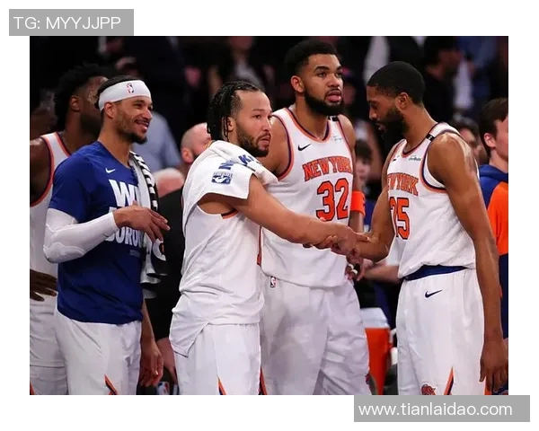 尼克斯主场气氛火爆，球迷助威声势浩大，为球队助力加油